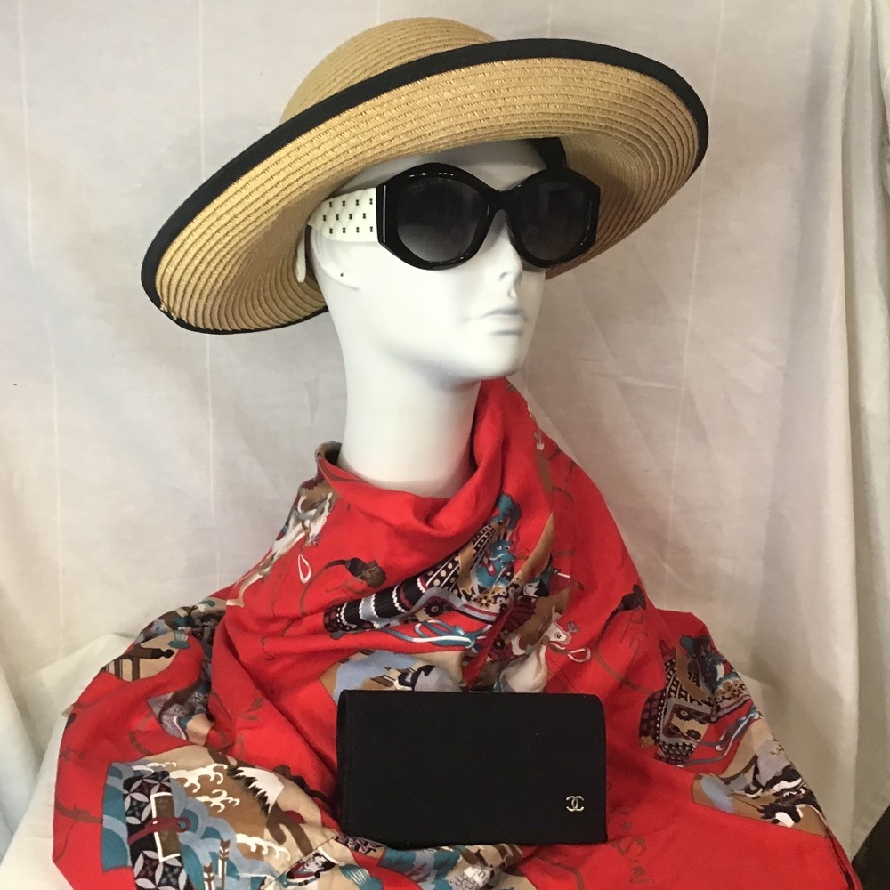 NEW! CHANEL CH5486 Oval Sunglasses. Polarized White Square Quilted w/ Black Logo